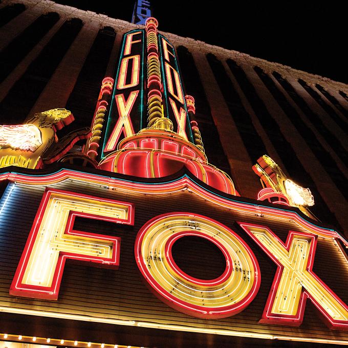 密歇根州底特律福克斯剧院的霓虹灯大招牌