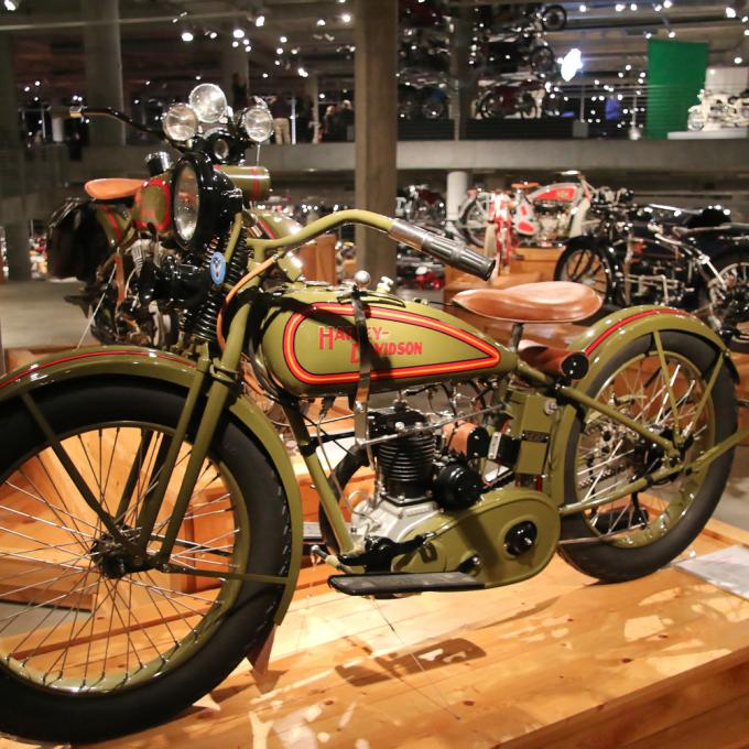 阿拉巴马州伯明翰的巴博古典摩托车博物馆展出的摩托车 阿拉巴马州伯明翰的巴博古典摩托车博物馆展出的摩托车