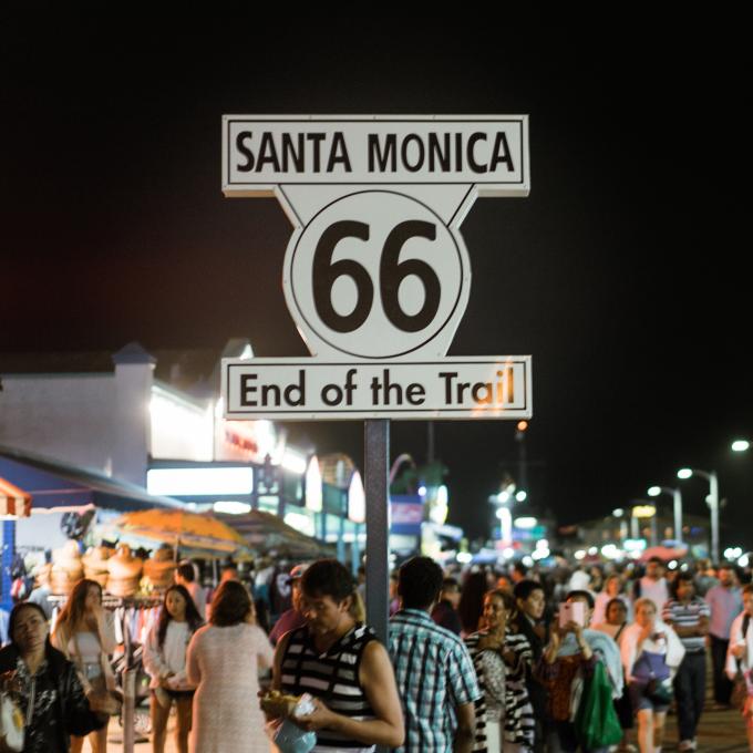 加利福尼亚州圣莫尼卡码头的 66 号公路标志 加利福尼亚州圣莫尼卡码头的 66 号公路标志