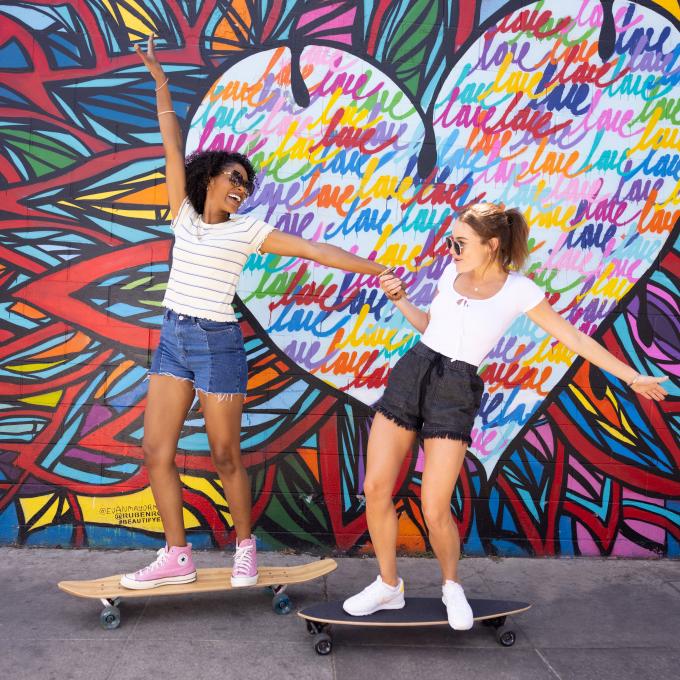 站在滑板上摆个造型与加利福尼亚州圣莫尼卡主街上的壁画合影留念 站在滑板上摆个造型与加利福尼亚州圣莫尼卡主街上的壁画合影留念