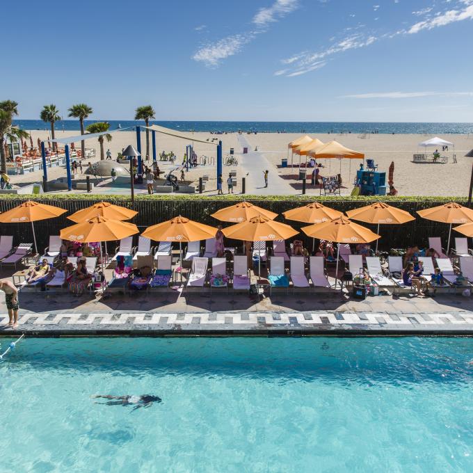 从加利福尼亚州圣莫尼卡安纳伯格街区海滨别墅的游泳池俯瞰海滩的景观 从加利福尼亚州圣莫尼卡安纳伯格街区海滨别墅的游泳池俯瞰海滩的景观