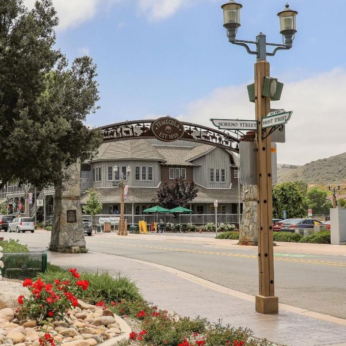 加利福尼亚州蒂梅丘拉老城的圆拱形城门