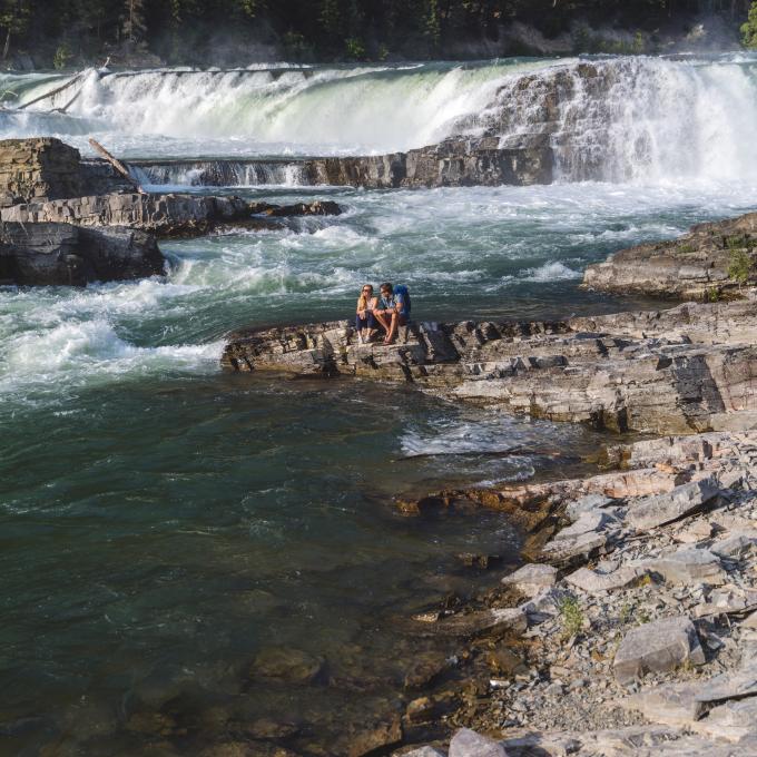 在蒙大拿州库特奈瀑布放松的情侣