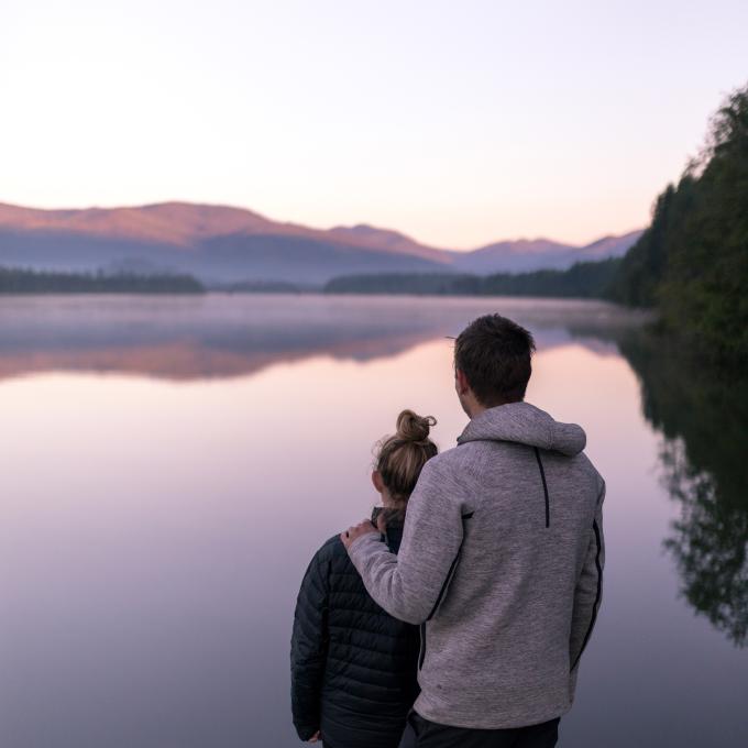 正在欣赏蒙大拿州库卡努萨湖景的情侣