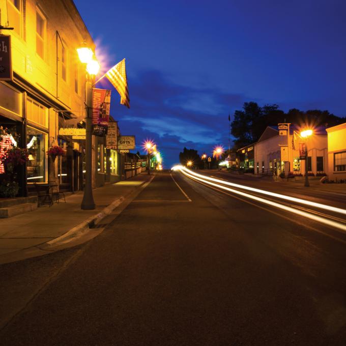 蒙大拿州尤里卡市中心的夜景