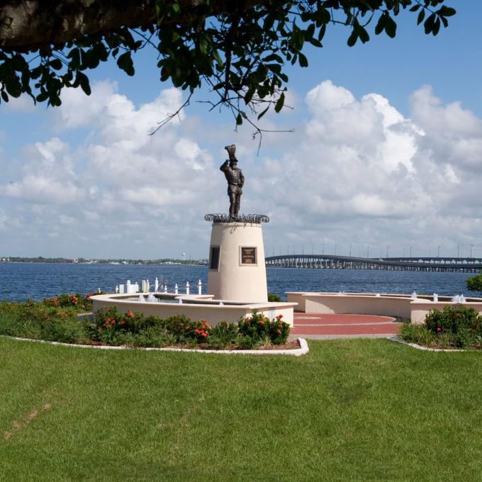 在佛罗里达州蓬塔戈尔达，庞赛·德莱昂的雕像俯瞰着 Gilchrist 公园