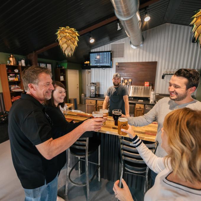 在怀俄明州卡斯珀畅饮当地啤酒 在怀俄明州卡斯珀畅饮当地啤酒