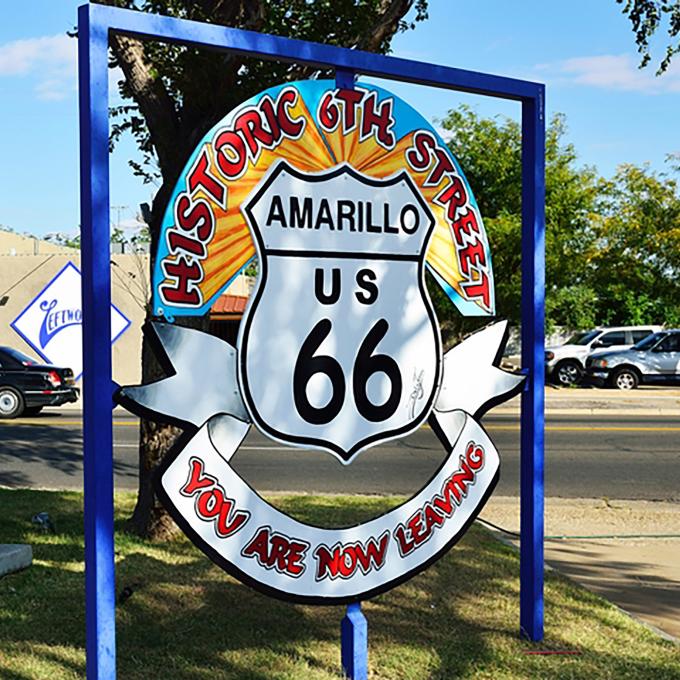 彩色标志象征着阿马里洛历史悠久的 66 号公路的终点 彩色标志象征着阿马里洛历史悠久的 66 号公路的终点