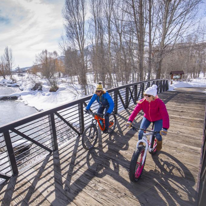 冬季在科罗拉多州斯廷博特斯普林斯的城市小道上骑行 冬季在科罗拉多州斯廷博特斯普林斯的城市小道上骑行