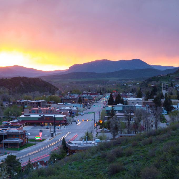 科罗拉多州斯廷博特斯普林斯市中心日落时分的鸟瞰图 科罗拉多州斯廷博特斯普林斯市中心日落时分的鸟瞰图