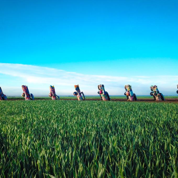 在阿马里洛的凯迪拉克农场,精心装饰的汽车一字排开。 在阿马里洛的凯迪拉克农场,精心装饰的汽车一字排开。