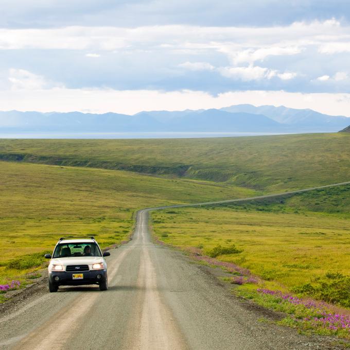 沿着风景优美的 Nome-Teller 公路行驶 沿着风景优美的 Nome-Teller 公路行驶