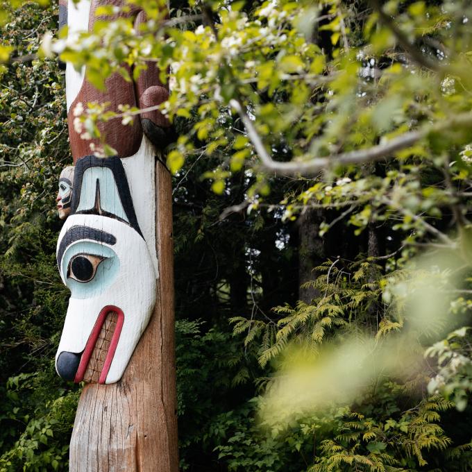 图腾柱，位于阿拉斯加州凯奇坎附近的萨克斯曼和图腾海湾州立公园