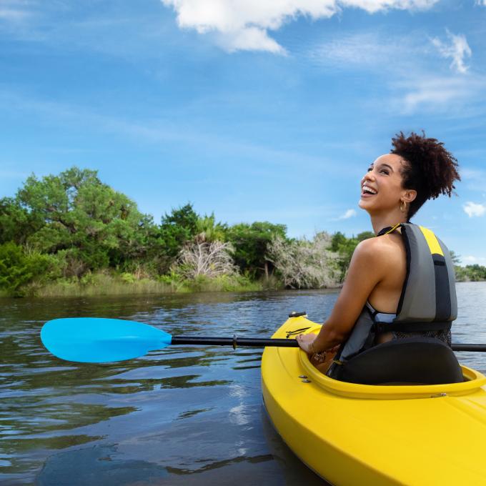在佛罗里达州代托纳比奇的托莫卡州立公园划皮划艇 在佛罗里达州代托纳比奇的托莫卡州立公园划皮划艇