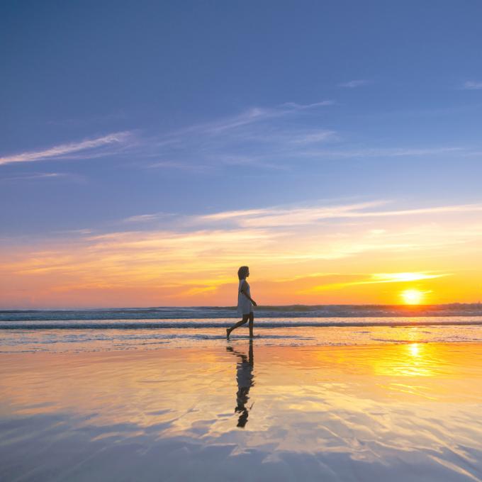 在佛罗里达州代托纳比奇的海岸上漫步 在佛罗里达州代托纳比奇的海岸上漫步