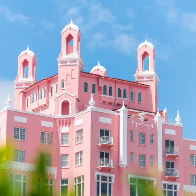 1928 年,在佛罗里达州圣彼得斯堡建成的粉色 Don CeSar 酒店 1928 年,在佛罗里达州圣彼得斯堡建成的粉色 Don CeSar 酒店