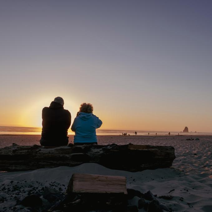 俄勒冈州坎农海滩艾克拉州立公园的日出美景