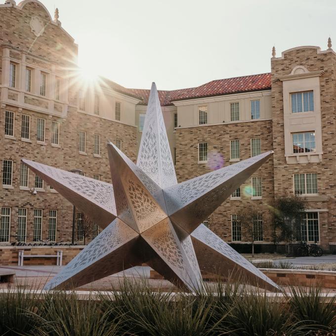 由雕塑师 Joseph O'Connell 设计的 Texas Rising 雕塑矗立在德克萨斯州卢伯克的德克萨斯理工大学校区 由雕塑师 Joseph O'Connell 设计的 Texas Rising 雕塑矗立在德克萨斯州卢伯克的德克萨斯理工大学校区