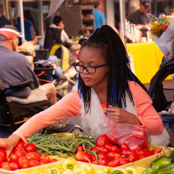 浏览俄勒冈州农贸市场上的新鲜农产品