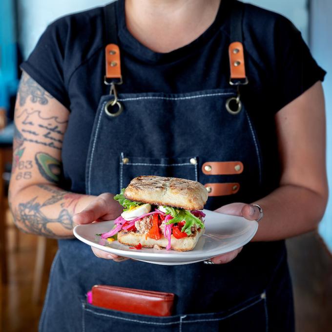 在南卡罗来纳州美特尔海滩的 Winna's Kitchen 餐厅享用特色三明治 在南卡罗来纳州美特尔海滩的 Winna's Kitchen 餐厅享用特色三明治