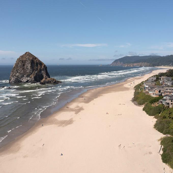 俄勒冈州坎农海滩的草垛岩 俄勒冈州坎农海滩的草垛岩