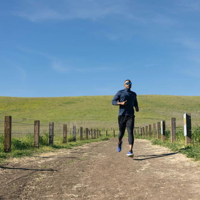 在加州尔湾的 Quail Hill 小径慢跑