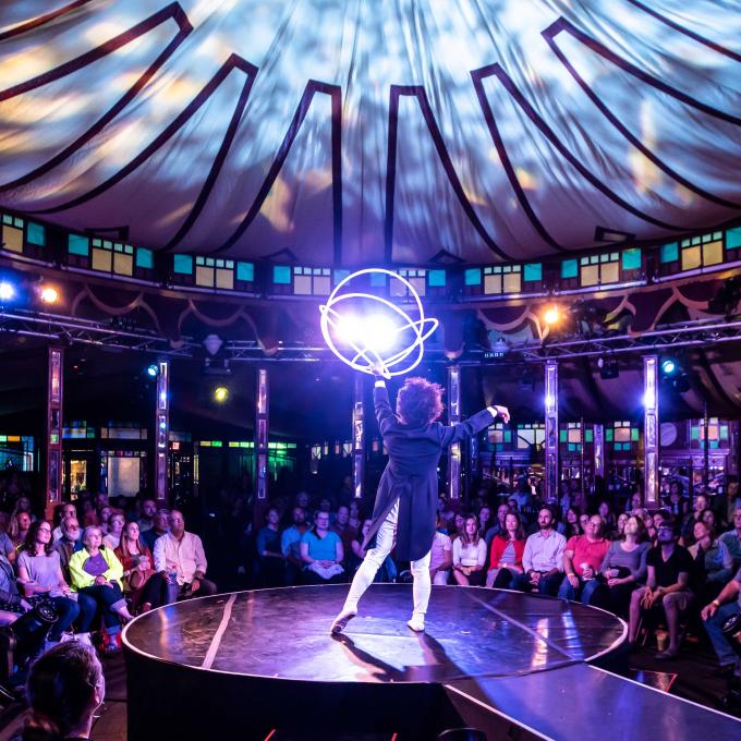 在纽约州罗切斯特的艺穗节上，观众正在欣赏表演