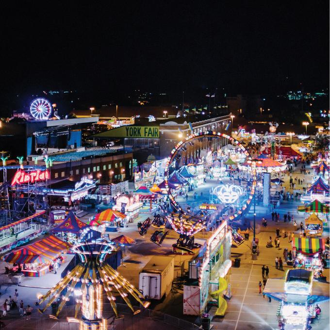 宾夕法尼亚州约克县宾州集市上的明亮灯光