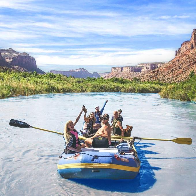 在科罗拉多州大章克申附近的科罗拉多河漂流