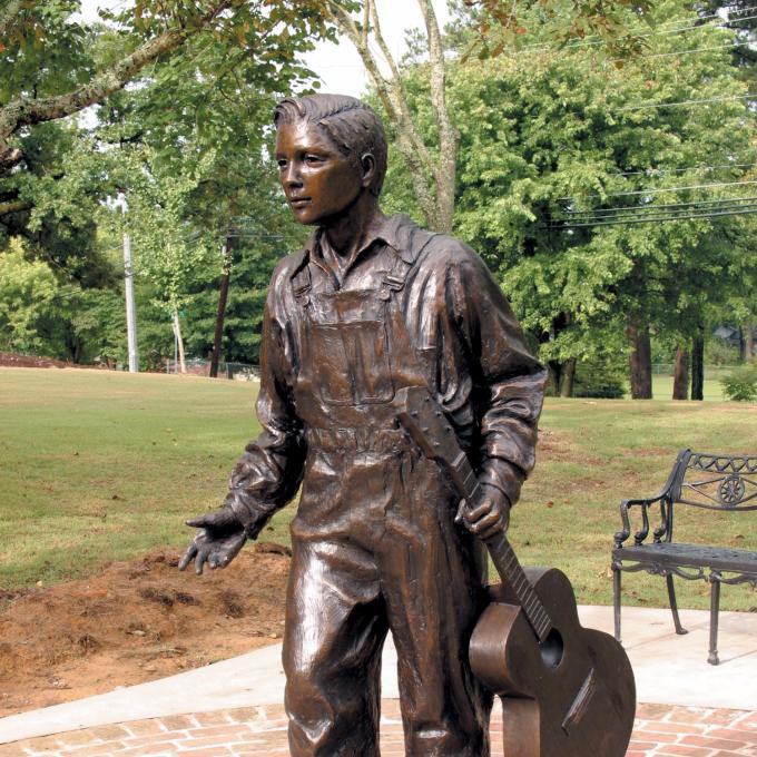 在密西西比州图珀洛，埃尔维斯·普雷斯利出生地外的埃尔维斯·普雷斯利雕塑