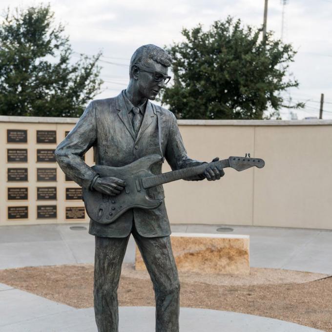 在德克萨斯州卢伯克,摇滚音乐家巴迪·霍利的雕塑矗立在巴迪·霍利中心外 在德克萨斯州卢伯克,摇滚音乐家巴迪·霍利的雕塑矗立在巴迪·霍利中心外