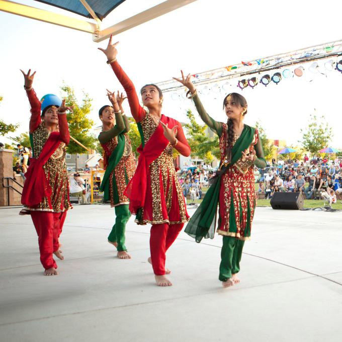 加利福尼亚州兰乔科尔多瓦 Village Green Park 公园的舞者 加利福尼亚州兰乔科尔多瓦 Village Green Park 公园的舞者