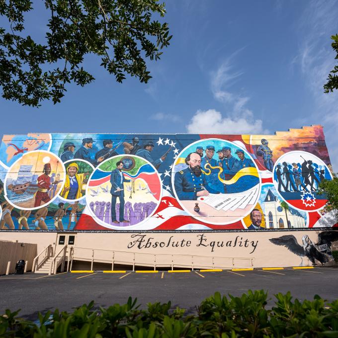 “绝对平等”是一幅德克萨斯州加尔维斯顿的壁画，由艺术家 Reginald Adams 创作
