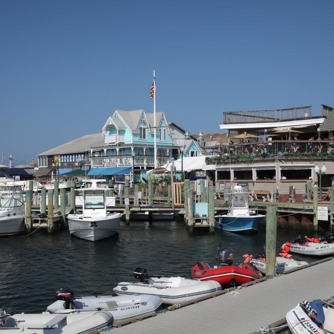 停靠在橡树崖码头的船只