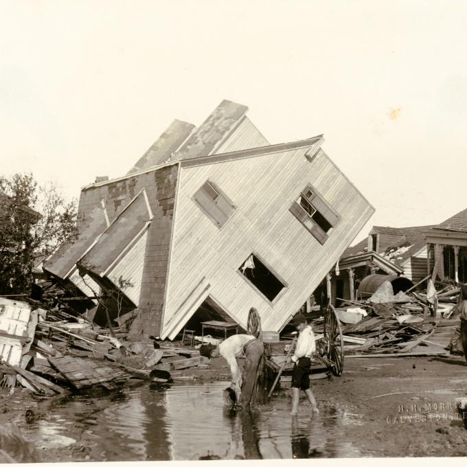 1900 年的大飓风曾袭击德克萨斯州加尔维斯顿，该历史图片展示了一座曾被大飓风摧毁的房屋
