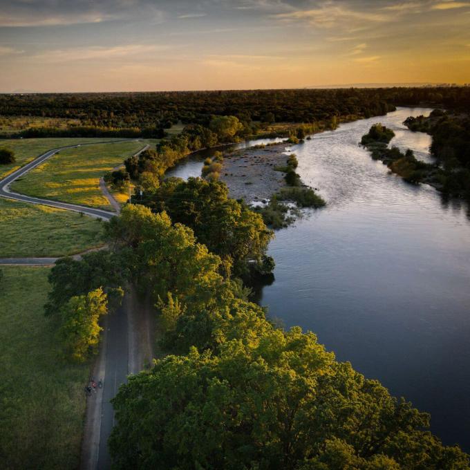 流经加利福尼亚州兰乔科尔多瓦的美国河鸟瞰图 流经加利福尼亚州兰乔科尔多瓦的美国河鸟瞰图