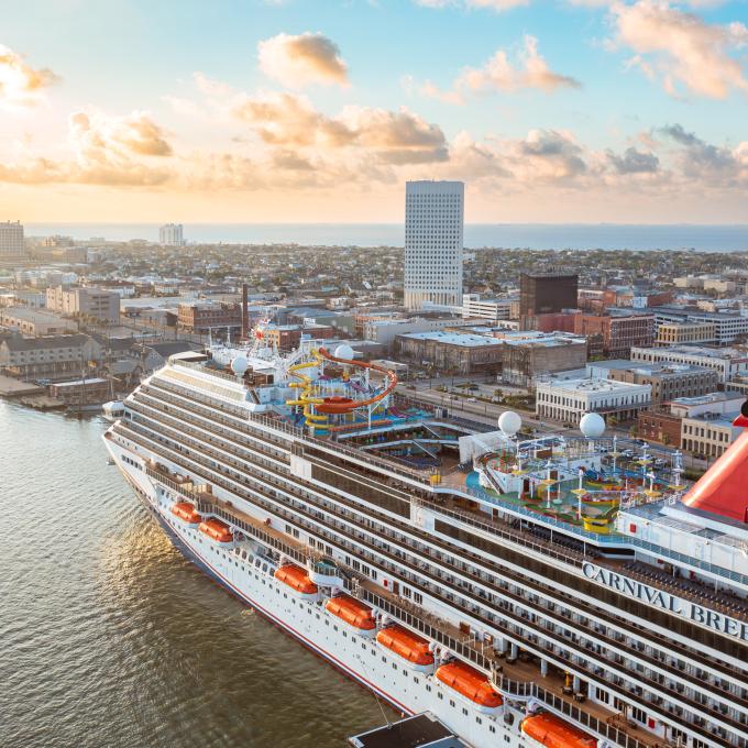 在德克萨斯州加尔维斯顿，一艘邮轮正缓缓驶入港口