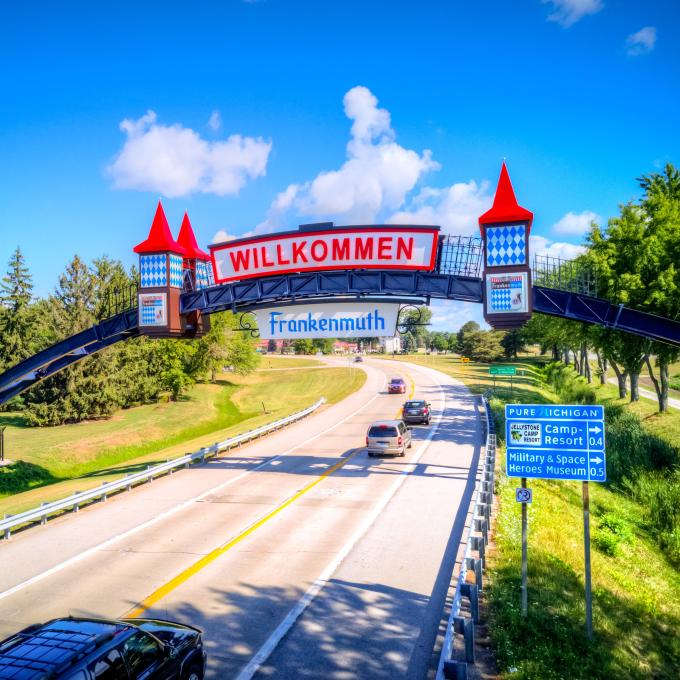 Palmer Frankenmuth Gateway Arch 拱门在密歇根州弗兰肯莫斯南部边界欢迎驾车游客的到来