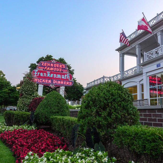 位于密歇根州弗兰肯莫斯的美国最大的独立餐馆之一 Zehnder 餐厅外风景优美的花园