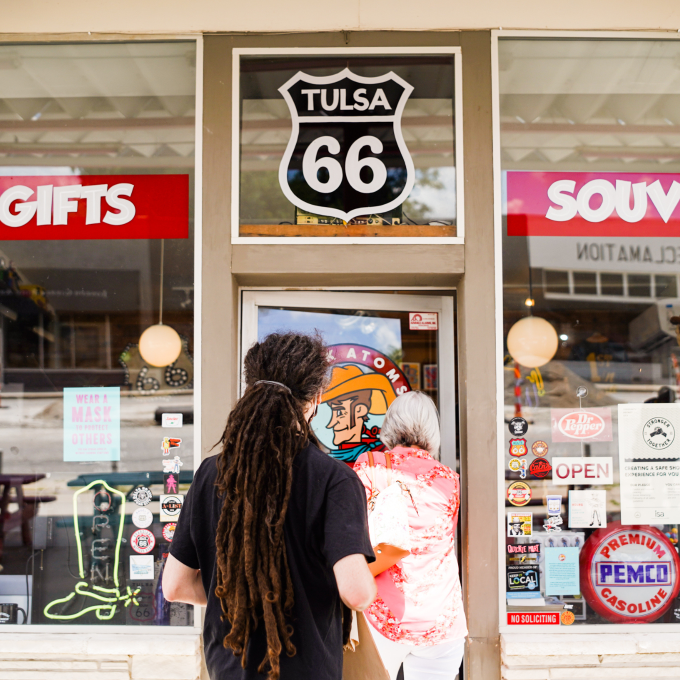 参观俄克拉荷马州塔尔萨 66 号公路上的 Buck Atom’s Cosmic Curios 商店 参观俄克拉荷马州塔尔萨 66 号公路上的 Buck Atom’s Cosmic Curios 商店