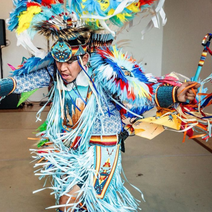 俄克拉荷马州塔尔萨市 Gathering Place 公园举行的主权国家庆典上身着彩色服装的舞者 俄克拉荷马州塔尔萨市 Gathering Place 公园举行的主权国家庆典上身着彩色服装的舞者