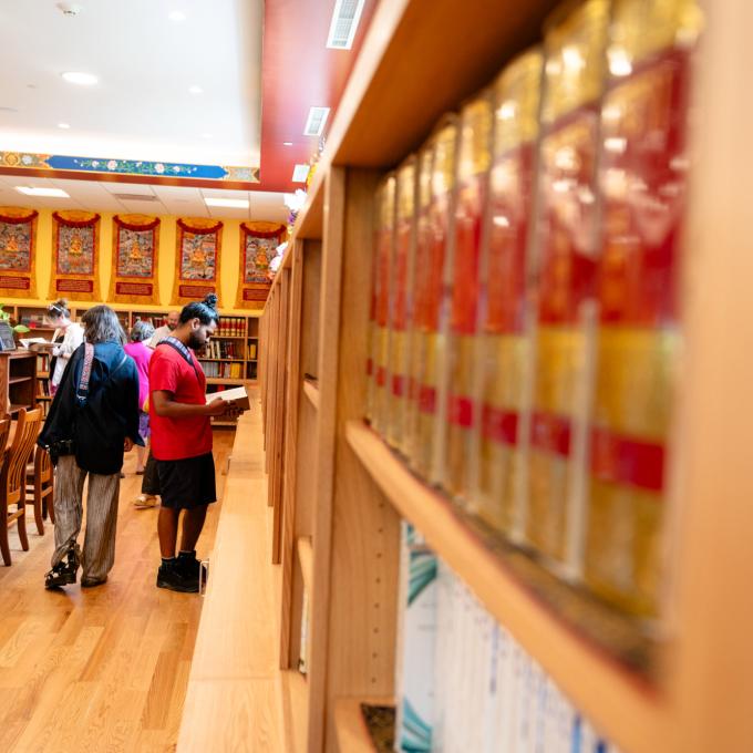 纽约州伊萨卡达赖喇嘛图书馆和学习中心内部