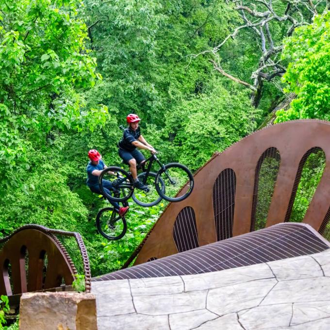 骑行者在阿肯色州本顿维尔的水晶桥美国艺术博物馆骑行 The Masterpiece 路线