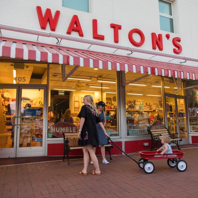 在阿肯色州本顿维尔市中心，位于历史悠久的 Walton’s 5 & 10 大楼的沃尔玛博物馆的外观