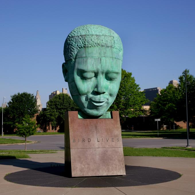 堪萨斯城 18th & Vine 老爵士区的查理·帕克纪念雕塑