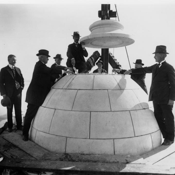 1916 年，密苏里州杰斐逊城密苏里州议会大厦穹顶封顶