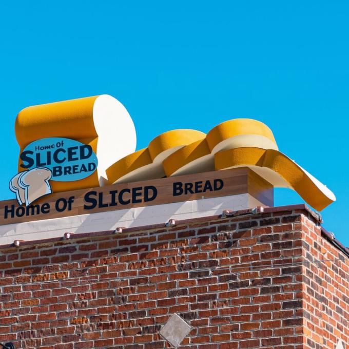 密苏里州奇利科西欢迎中心顶部的切片面包雕塑