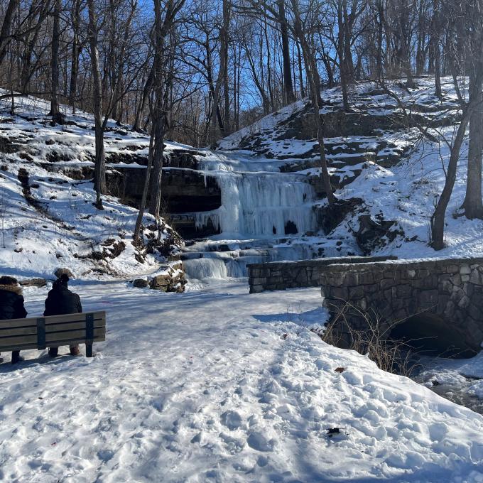 密苏里州马里兰高地 Creve Coeur 湖附近滴水泉 (Dripping Springs) 的冰瀑