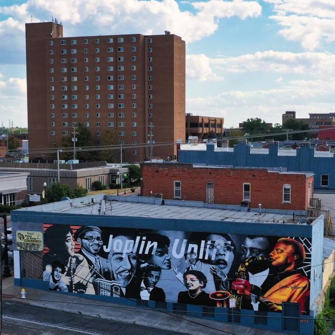 艺术家 Alexander Austin 在密苏里州乔普林市中心创作的《乔普林崛起》壁画。 艺术家 Alexander Austin 在密苏里州乔普林市中心创作的《乔普林崛起》壁画。