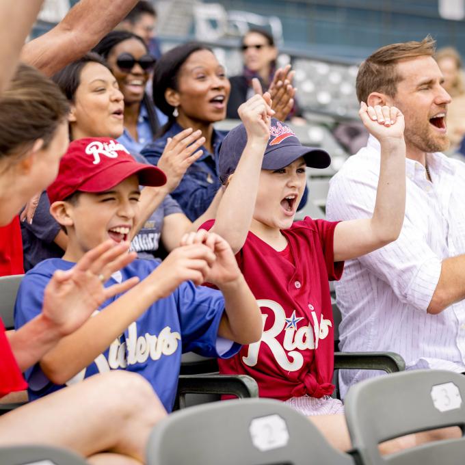 德克萨斯州弗里斯科 RoughRiders 队的棒球赛上，球迷们热情欢呼